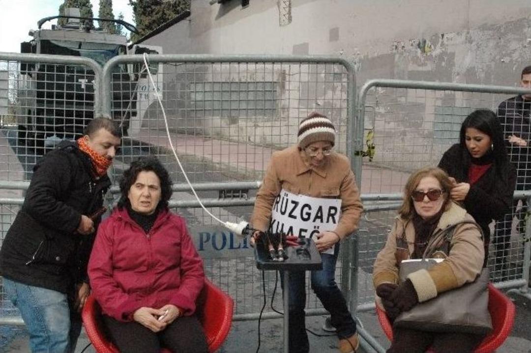 (&ouml;zel Haber) Charlıe Hebdo Mağduru Kuaf&ouml;r, Tepki İ&ccedil;in Sokakta Tezgah A&ccedil;tı