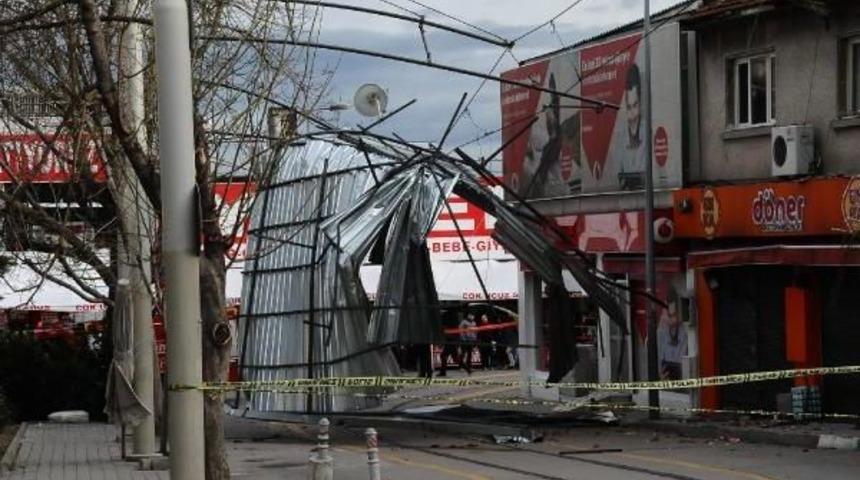 Lodos, Bursa'da &Ccedil;atı U&ccedil;urdu Ağa&ccedil; Devirdi