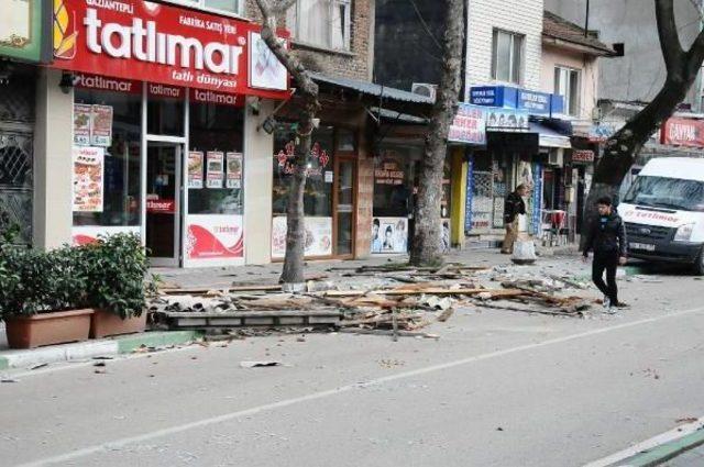 Lodos, Bursa'da Çatı Uçurdu Ağaç Devirdi