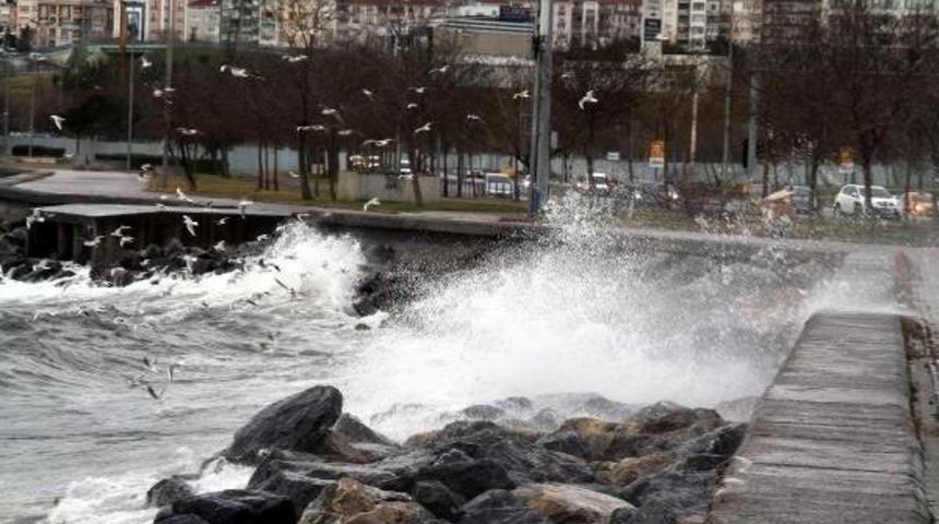 Şiddetli Lodos Deniz Seferlerinde Iptallere Neden Oluyor (2)