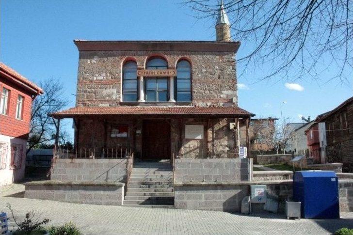 555 Yıldır Hutbe Kılıçla Okunuyor G2