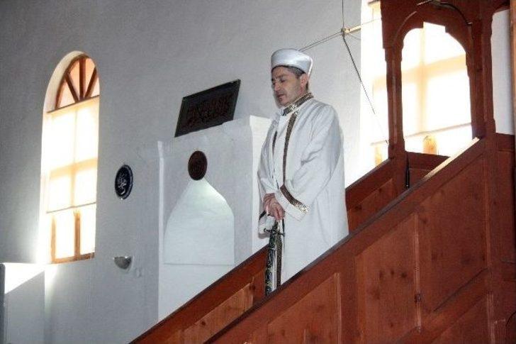 555 Yıldır Hutbe Kılıçla Okunuyor G3