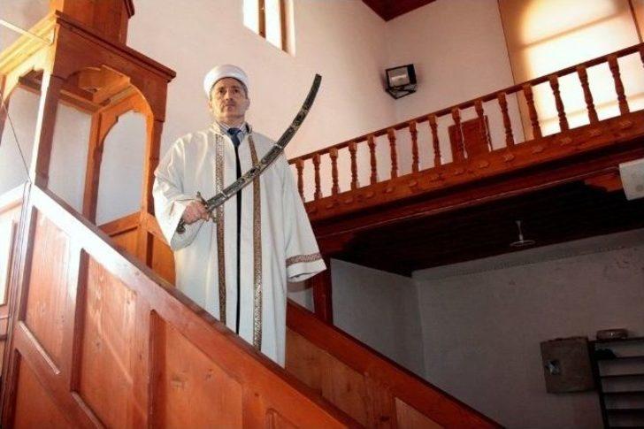 555 Yıldır Hutbe Kılıçla Okunuyor G5