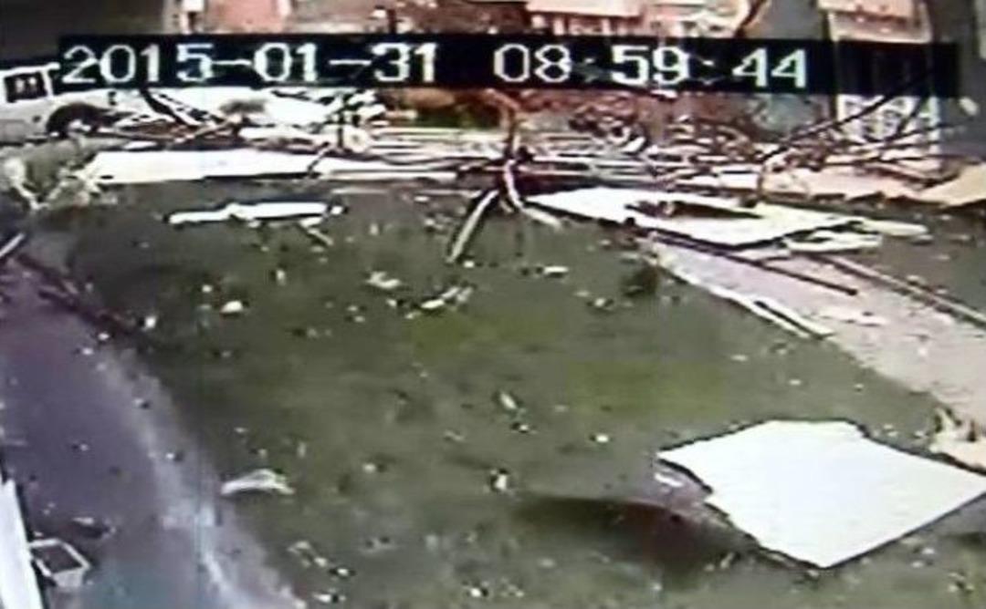 (&ouml;zel Haber) Lodos &Ccedil;atıyı Ara&ccedil;ların &Uuml;zerine İşte B&ouml;yle U&ccedil;urdu