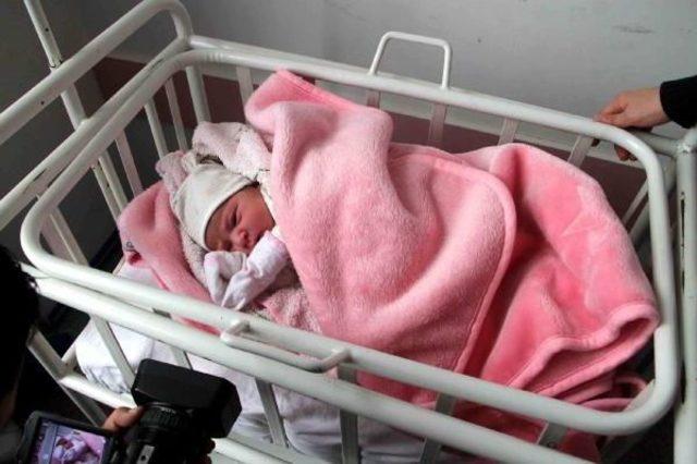 Hastaneden Kaçıp, Yeni Doğan Bebeğini Sokağa Terk Etti