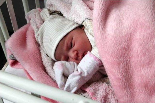 Hastaneden Kaçıp, Yeni Doğan Bebeğini Sokağa Terk Etti