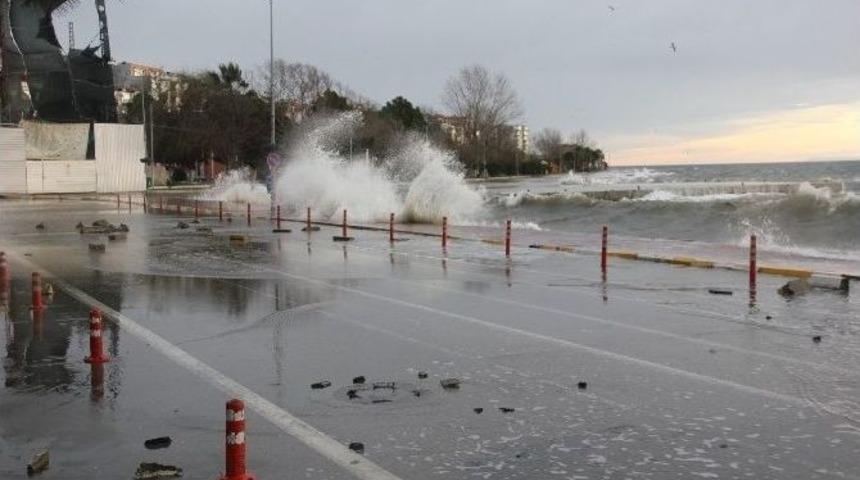 Sinop&rsquo;ta Dev Dalgalar Yolu Trafiğe Kapattı