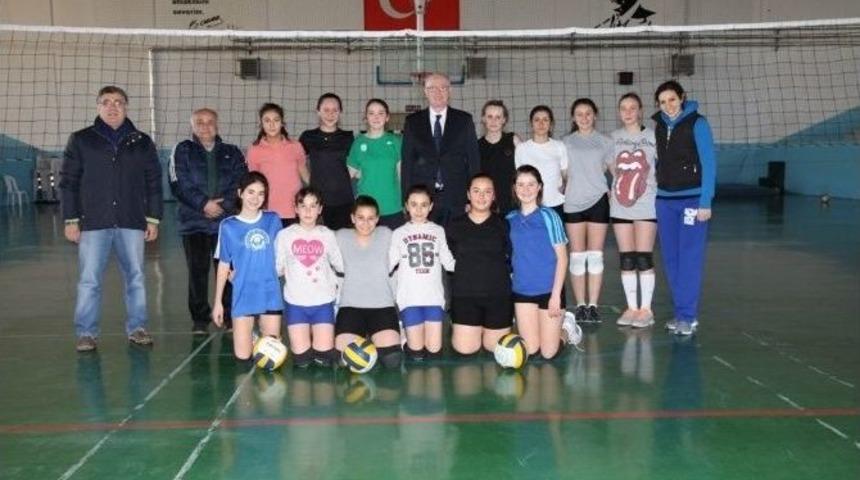 Başkan Kurt Gen&ccedil; Ve Yıldız Voleybolcularla