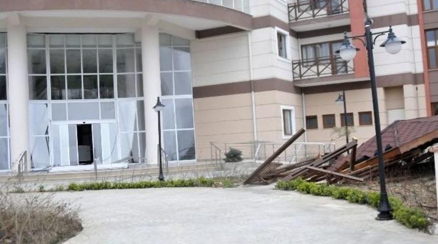 Lodos Yalova&rsquo;da Huzurevinin Kapısını Ve Kamelyasını Devirdi