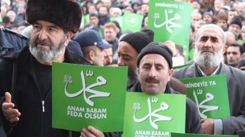 Erzurum'da 7 Bin Kişi 'peygambere Saygı Ve Zulme Lanet' I&ccedil;in Y&uuml;r&uuml;d&uuml;