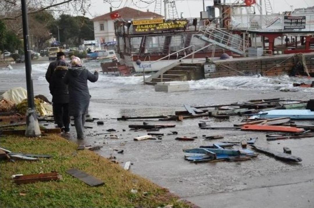 Lodos Erdek&rsquo;te Balık&ccedil;ı Teknelerini Batırdı