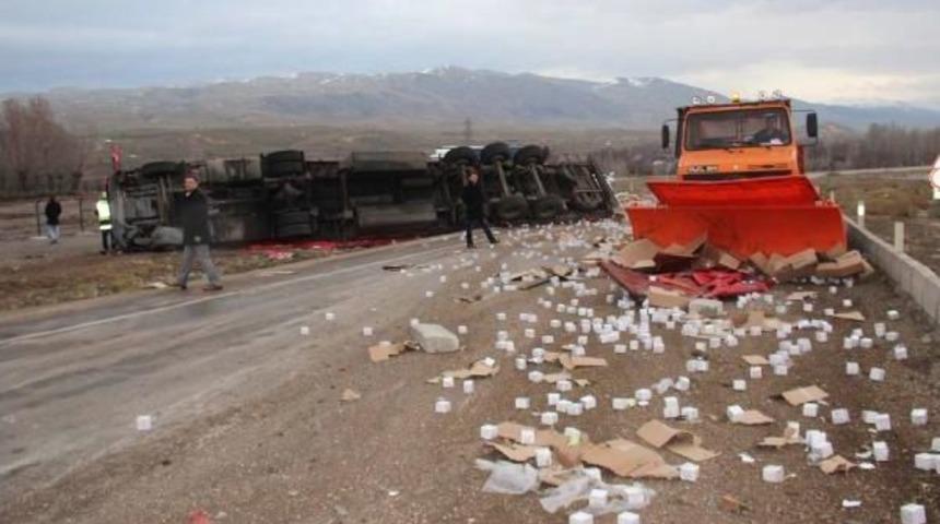 Kozmetik &Uuml;r&uuml;n Y&uuml;kl&uuml; Tır Devrildi