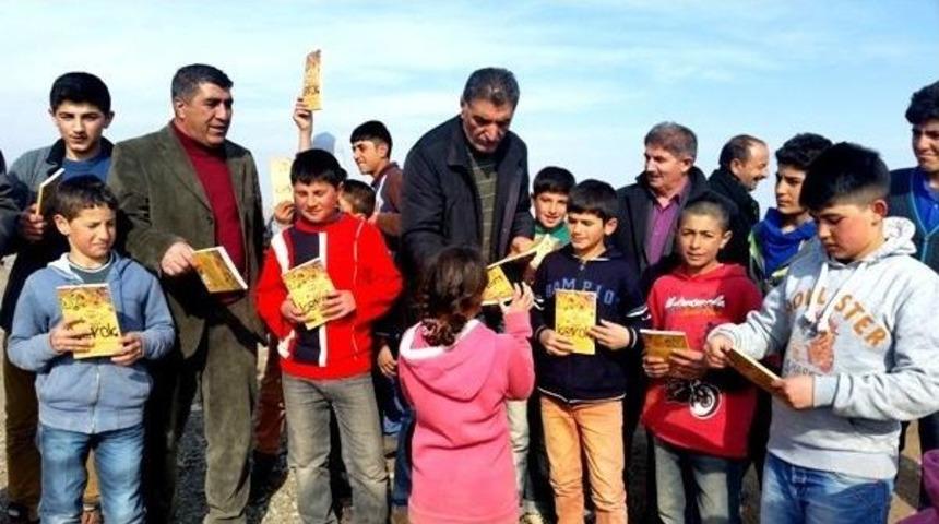 Tuzluca Eş Başkanı Mehmet G&uuml;ltekin, &Ccedil;ocuklara Kitap Dağıttı