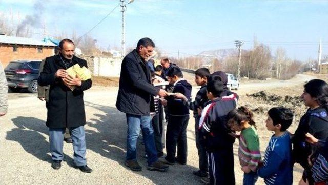 Tuzluca Eş Başkanı Mehmet Gültekin, Çocuklara Kitap Dağıttı