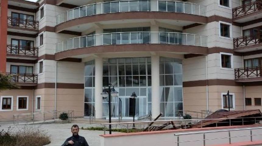 Lodos, Yalova'da Huzurevinin Kapısını Yıktı