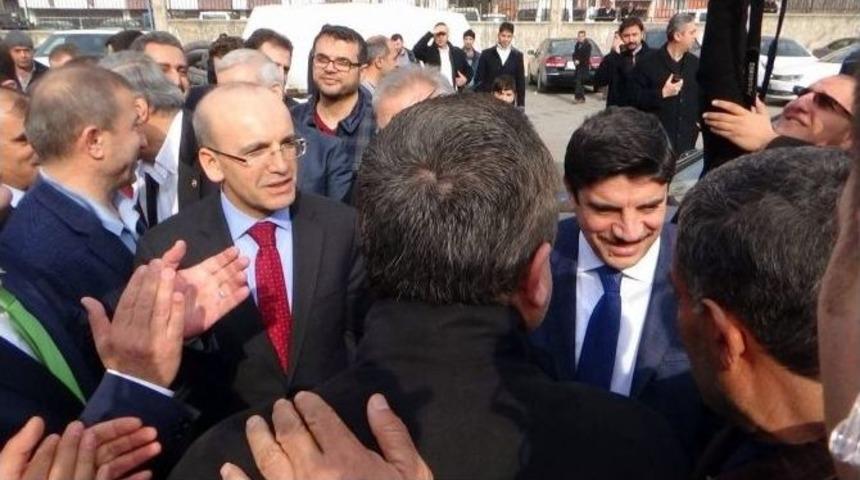 Taşeron İş&ccedil;iler Bakan Şimşek&rsquo;in &Ouml;n&uuml;n&uuml; Kesti