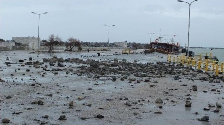 Dev Dalgalar Taşları Savurdu