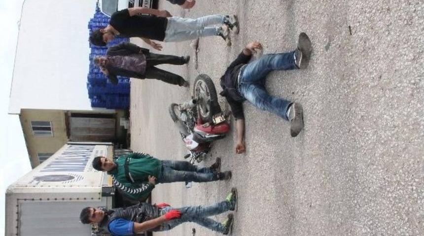 Kumluca Toptancı Hali İ&ccedil;erisinde Trafik Kazası 1 Yaralı