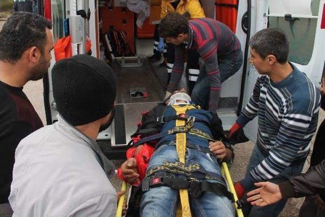 Kumluca Toptancı Hali İçerisinde Trafik Kazası 1 Yaralı