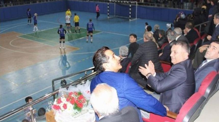Bakan &Ccedil;elik, Bayan Hentbol Ma&ccedil;ını İzledi