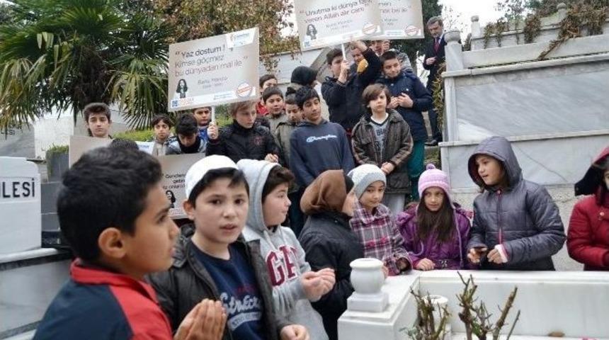 &Uuml;sk&uuml;darlı &Ccedil;ocukları Barış Man&ccedil;o&rsquo;yu Mezarı Başında Andı