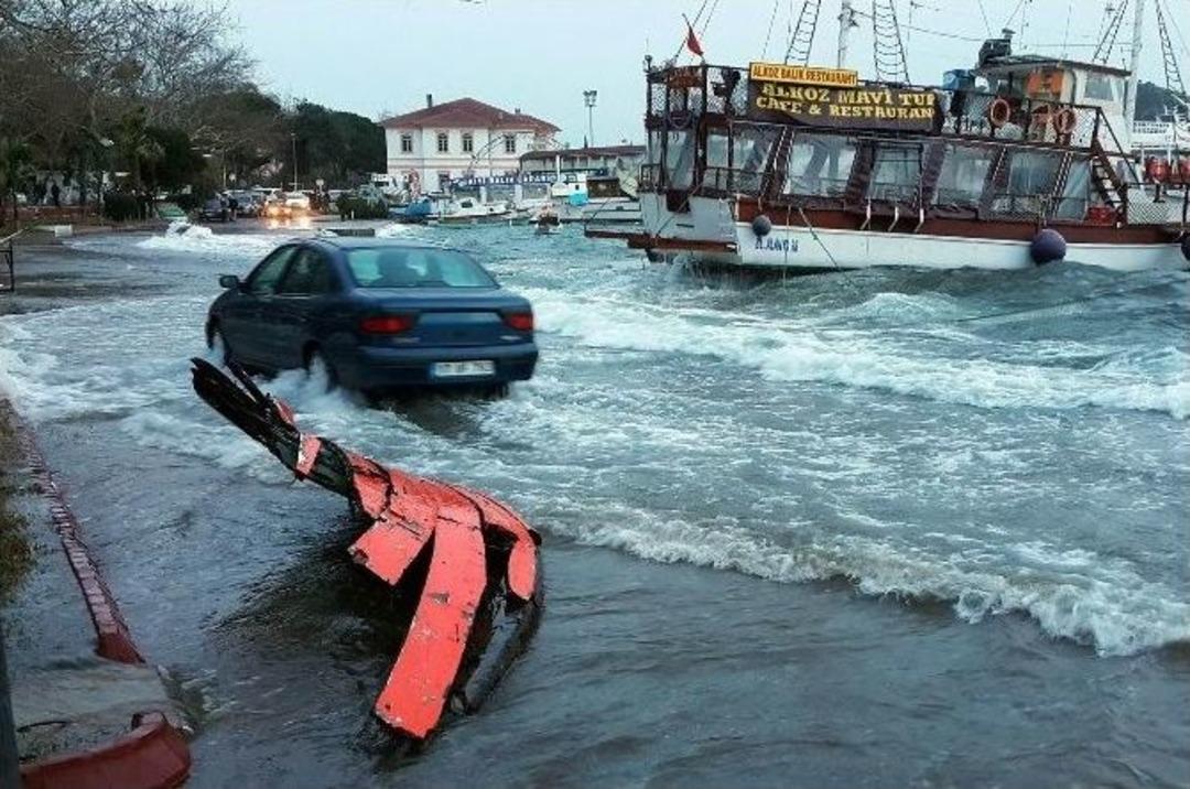 Batan Teknelerin Molozları Sahili Doldurdu