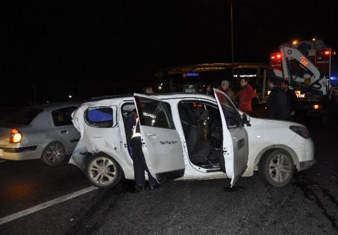 Kendisine Makas Atan Otomobile &Ccedil;arptı: 3 Yaralı