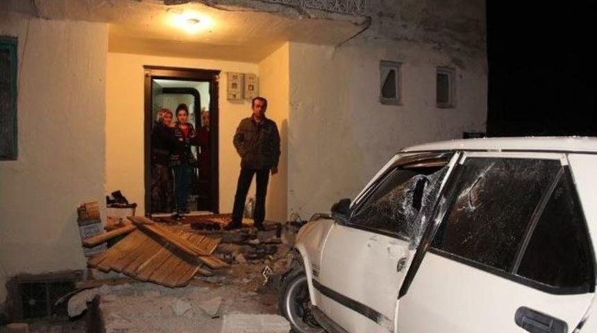 Otomobil Bah&ccedil;e Duvarına &Ccedil;arptı