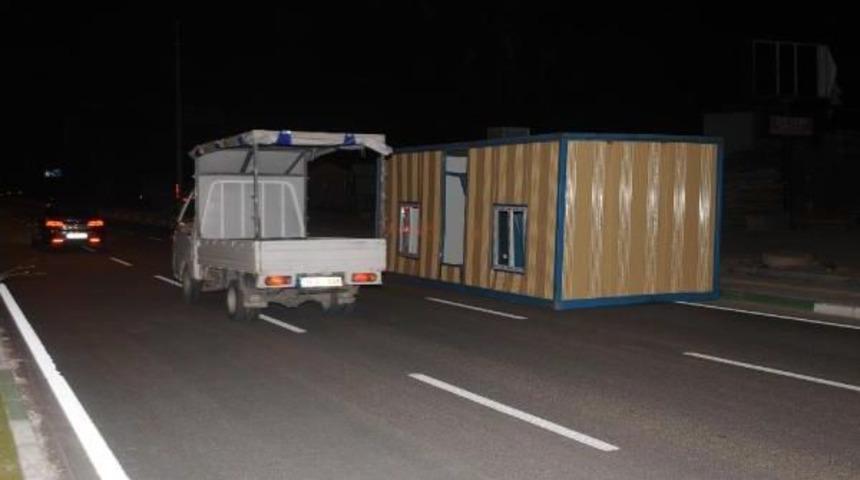 Ağa&ccedil;ları K&ouml;k&uuml;nden S&ouml;ken Lodos, &Ccedil;atıları U&ccedil;urdu