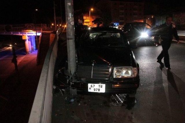 Alkollü Sürücü Yoldan Çıkıp Elektrik Direğine Çarptı: 2 Yaralı