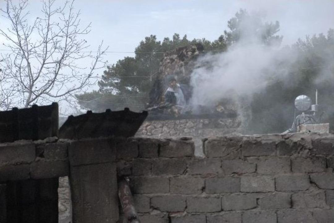 Maragoz At&ouml;lyesiyle Birlikte İki Otomobil Ve Samanlık K&uuml;l Oldu