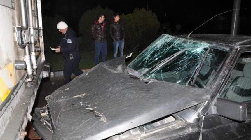 Kırmızı Işıkta Bekleyen Kamyonun Altına Girdi: 2 Yaralı