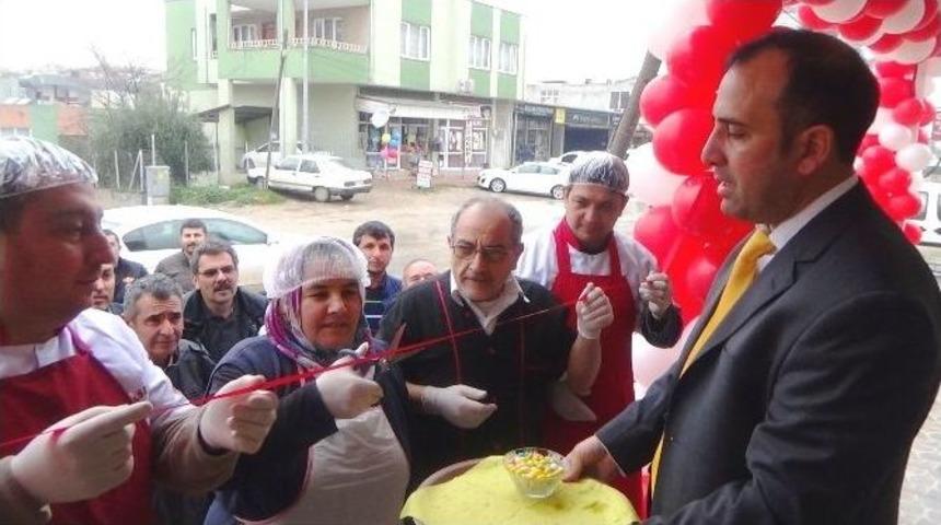 Patron Makas Tuttu, Kurdeleyi Aşçıbaşı Kesti