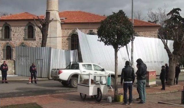 Tekirdağ’da Zabıtadan Tehlikeli Bariyere Yıkım