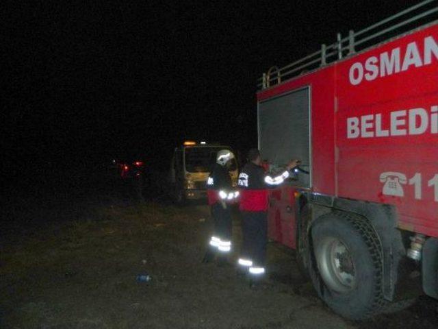 Takla Atıp Yanan Otomobilden Son Anda Canlarını Kurtardılar