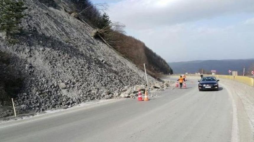 Bolu Dağı'nda Yola D&uuml;şen Taşlar Tehlike Yarattı