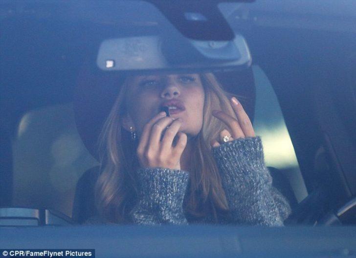 Parmağında servetle dolaşıyor