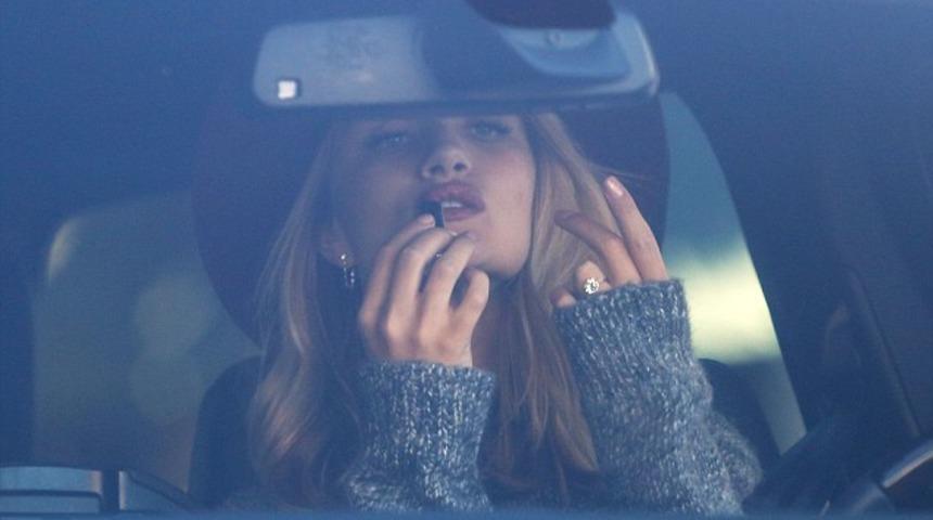 Parmağında servetle dolaşıyor