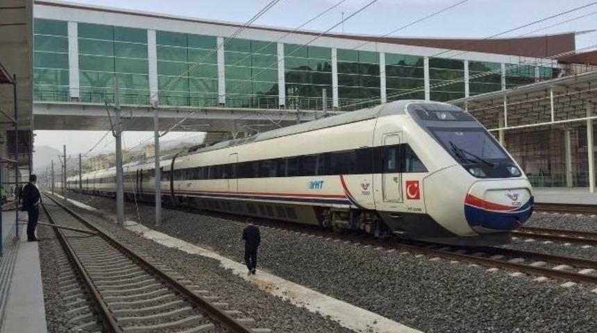 Yht Yolcuları Otob&uuml;slerle İstanbul&rsquo;a G&ouml;nderildi