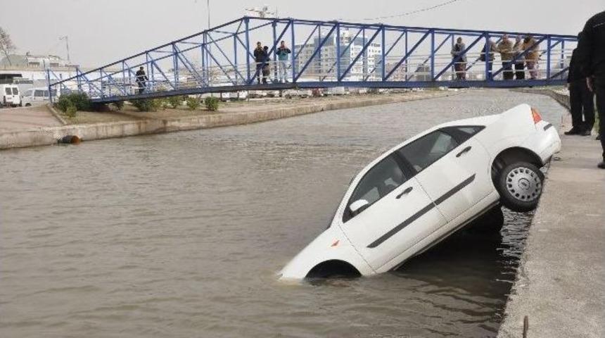 Lodos, El Freni &Ccedil;ekilmeyen Otomobil Dereye S&uuml;r&uuml;kledi