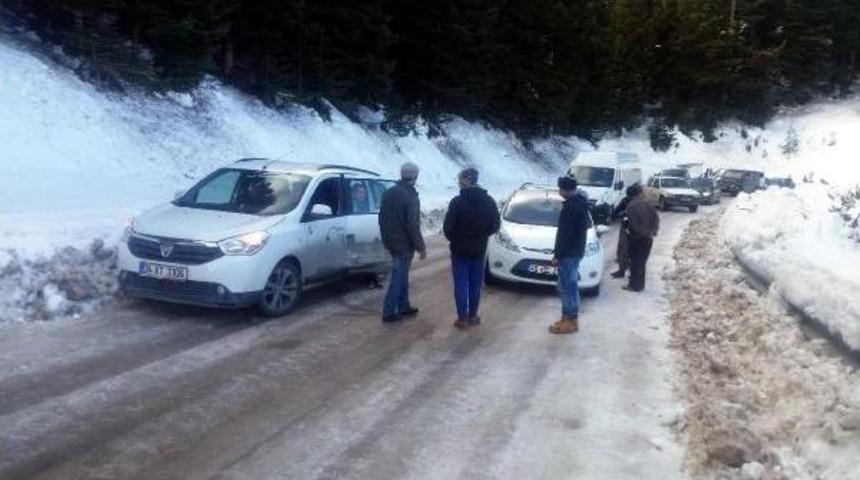 Kartalkaya Yolunda Buzlanma &Ccedil;ilesi