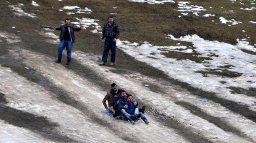 Rize'de Karsız 'kardan Adam Şenliği'
