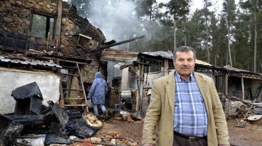 Marangoz At&ouml;lyesi Ve 4 Ara&ccedil; Yangında K&uuml;l Oldu