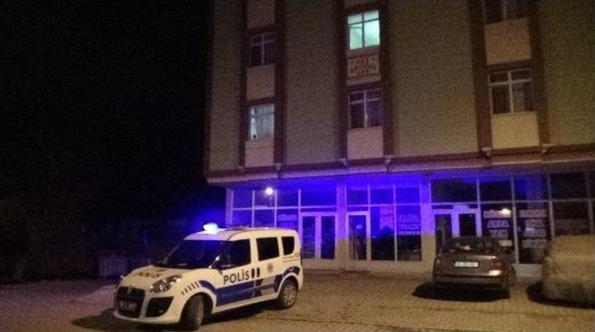 Pencereden Kamyonetin &Uuml;zerine D&uuml;şen Gen&ccedil; Ağır Yaralandı