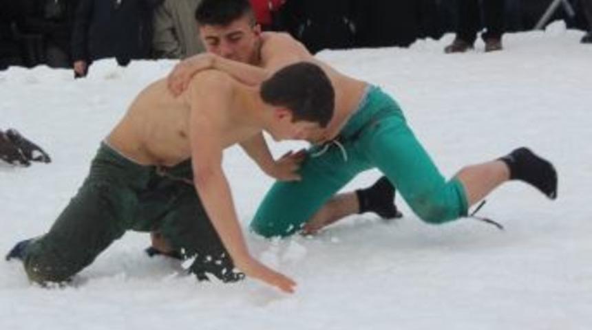 Pehlivanlar Kar &Uuml;st&uuml;nde G&uuml;reşti
