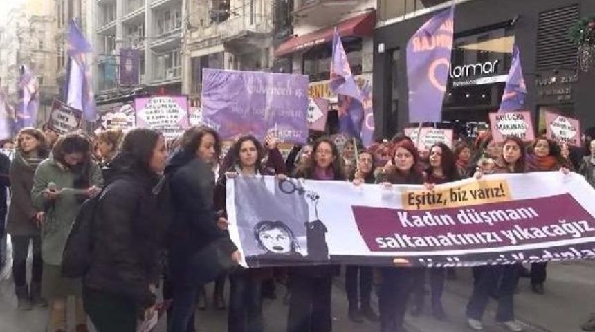 Eylemci Kadının Kafasına Kalas D&uuml;şt&uuml;