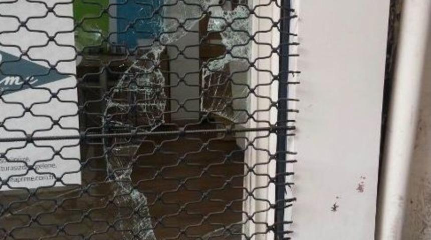 Hırsızlar Soydukları Telefoncunun G&uuml;venlik Kamerasına Yakalandı