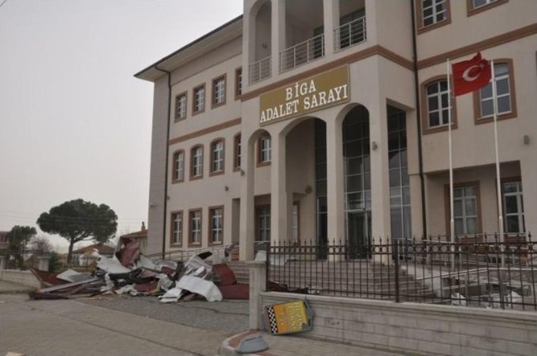 Biga Adalet Sarayı&rsquo;nın &Ccedil;atısı U&ccedil;tu