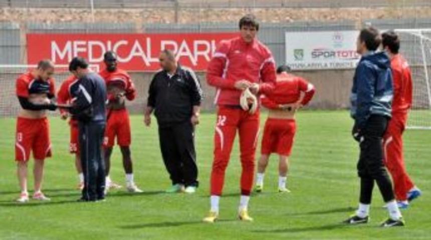 Elazığspor Kaleci İvesa Ile Yolları Ayırdı