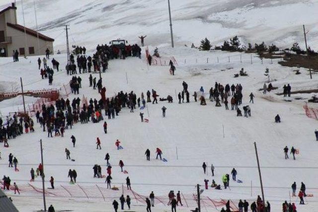 Kar Festivalinde Renkli Görüntüler Oluştu